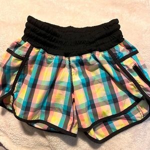 LULULEMON size 4 flannel hotty hots 4”